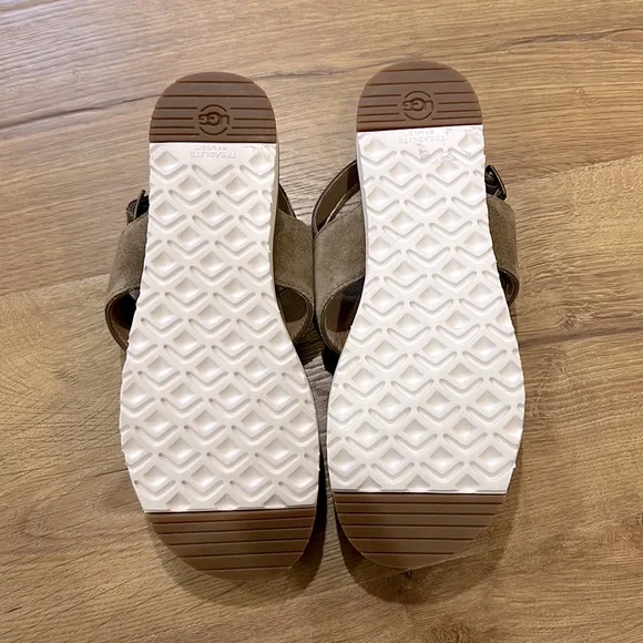 New unworn Ugg Sandals - Picture 4 of 5